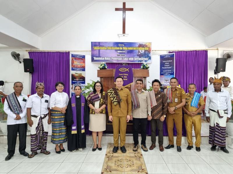 Wali kta Kupang, Christian Widodo , KMK Kota Kupang Timur Pdt Mersy Kapioru-Pattikawa dan Ketua Majelis GMIT Hosana Sungkaen Oscar Lopo saat peletakan batu pertama pembangunan rumah Pastori II, Senin (9/3/2026) 