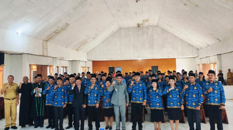 Bupati Manggarai, Herybertus G.L. Nabit, bersama 68 Kepala Sekolah (TK, SD, SMP) yang baru dilantik di Aula Dinas PPO, Selasa (10/3/2026). 