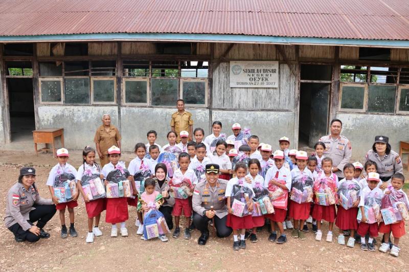 Kapolres TTS AKBP Hendra Dorizen dan Ketua Bhayangkari Polres TTS mendatangi sekolah di pelosok Kabupaten TTS dan menyerahkan bantuan sarana pendidikan 