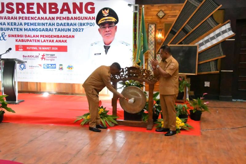 Pemukulan gong oleh Wakil Bupati Fabianus Abu, yang didampingi oleh Bupati Hery Nabit di Aula MCC, resmi membuka Musrenbang RKPD 2027. 