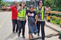 Ibu Hamil Dibantu Polwan Jalan Kaki Seberangi Jembatan Ambruk di Naibonat ke Rumah Sakit