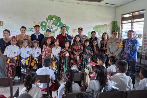 Wakapolda NTT Bagikan Perlengkapan Sekolah untuk Siswa SD di Waingapu-Sumba Timur 