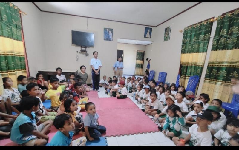 Momen Kebersamaan: Murid PAUD Santa Angela Ruteng saat berinteraksi dan belajar bersama anak-anak di Panti Asuhan Kasih, Lempe, Jumat (27/3/2026). 