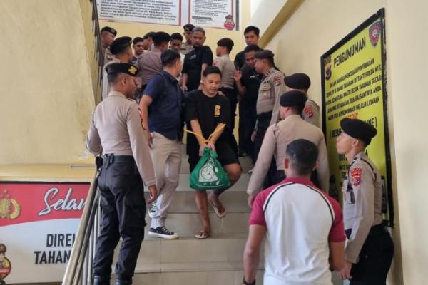  Para tersangka saat dikeluarkan dari sel Dit Tahti Polda NTT untuk diserahkan ke Kejaksaan 