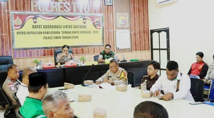  Kapolres TTU AKBP Eliana Papote saat memimpin rapat lintas sektoral 