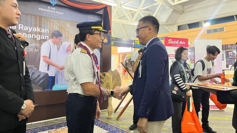 General Manager PT Angkasa Pura Indonesia Bandar Udara Internasional El Tari Kupang Teguh Darmawan Saiman menyambut Pilot Batik Air di Bandara El Tari saat pembukaan rute oenerbangan Batik Air, Selasa (31/3/2026). 