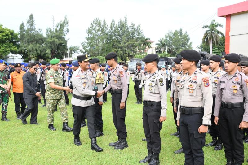  Wakapolda NTT, Brigjen Pol Baskoro Tri Prabowo saat memimpin apel gelar pasukan operasi kepolisian 