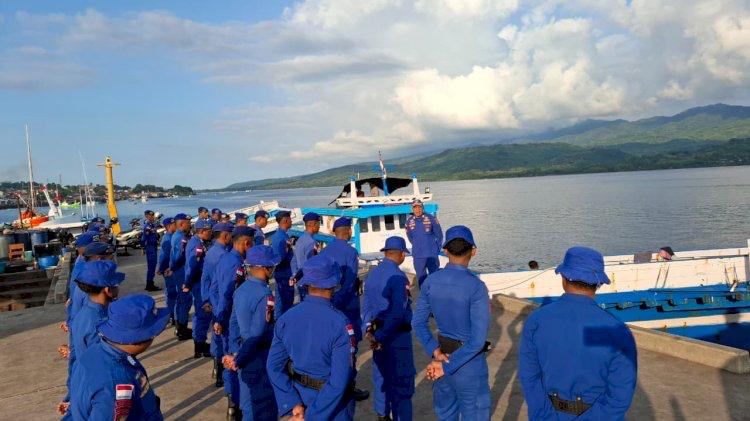 Anggota Polairud sementara disiagakan untuk diterjunkan mengamankan perayaan Paskah di Flores Timur. 