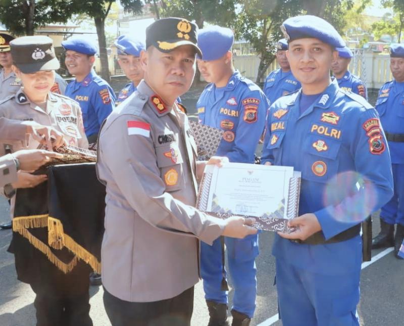 Kapolres Manggarai Barat, AKBP Christian Kadang, S.I.K., menyerahkan Piagam Penghargaan dari Gubernur NTT kepada salah satu personel Sat Polairud Polres Mabar atas keberhasilan misi evakuasi KLM Putri Sakinah di Labuan Bajo, Rabu (1/4/2026. 