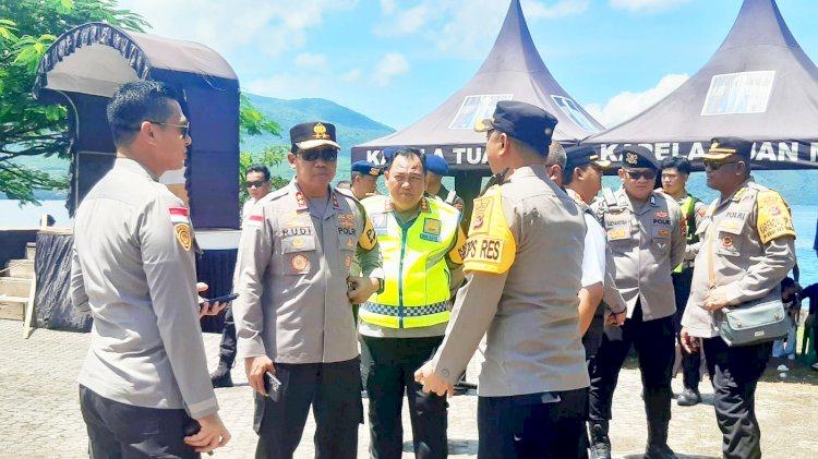 Kapolda NTT  Irjen Pol Dr. Rudi Darmoko meninjau langsung pengamanan prosesi Semana Santa di Kabupaten Flores Timur 