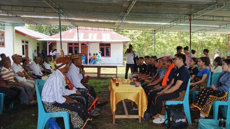 Penyambutan adat mahasiswa Asistensi Paskah 2026 oleh umat Stasi Santu Yosep Indrong. 