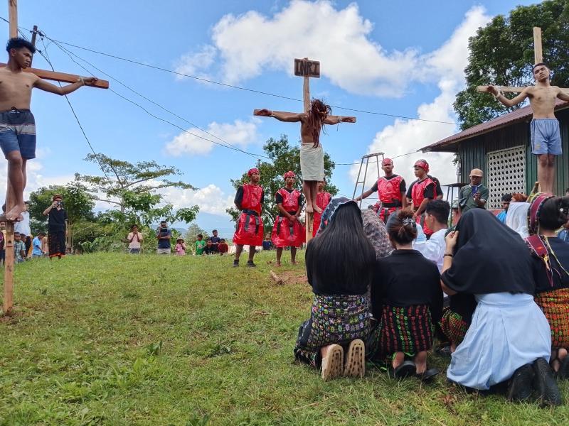 Para mahasiswa PGSD UNIKA St. Paulus Ruteng membawakan tablo kisah sengsara Yesus di Stasi Tondong Raja. Antusiasme umat terlihat sangat tinggi saat para mahasiswa melakonkan pertemuan Yesus dengan Maria serta penyaliban-Nya. 