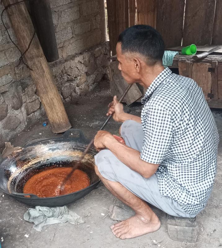 Vitalis Fansi (52) saat mengaduk nira di dapur sederhananya di Stasi Paje, Paroki Orong, Desa Wewa, Kecamatan Welak Manggarai Barat. 
