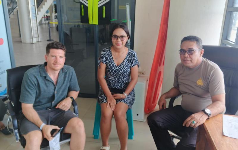Sat Pam Obvit Polres Manggarai Barat berhasil memediasi wisatawan mancanegara yang sempat terlantar di Labuan Bajo akibat ketidakjelasan jadwal keberangkatan kapal wisata (Dok. Humas Polres Manggarai Barat). 