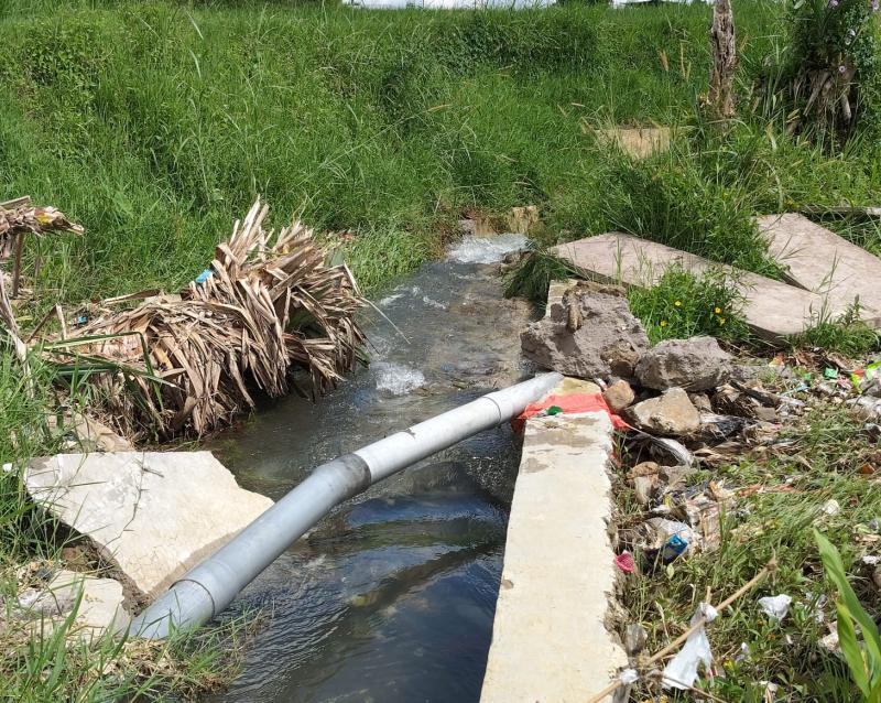 Dinding saluran irigasi senilai Rp1 miliar di Wae Locak, Manggarai, ambruk tak lama setelah dikerjakan akibat dugaan konstruksi asal-asalan. 