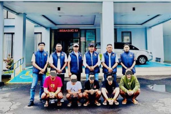 Penyidik Subdit 1 Direktorat Reserse Narkoba Polda Nusa Tenggara Timur (NTT) menyerahkan tersangka dan barang bukti (tahap II) kasus tindak pidana narkotika kepada Jaksa Penuntut Umum (JPU) di Kantor Kejaksaan Negeri Bajawa-Ngada, Kamis (9/4/2026). 