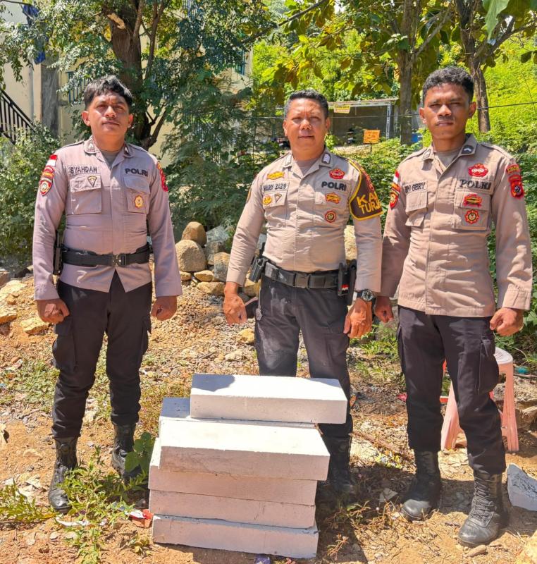 Wujud kepedulian Polri, Tim Raimas Polres Mabar bantu material pembangunan Mushola Sabilul Huda di Merombok, Desa Golo Bilas. 