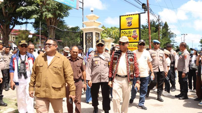 Ketua MS GMIT,  Pdt Semuel Pandie, Bupati Rote Ndao, Paulus Henuk bersama Wakil Bupati Rote Ndao, Apremoi D D Dethan bersama Kapolres Rote Ndao AKBP Mardiono saat melepas peserta karnaval dan pawai Paskah 2026 