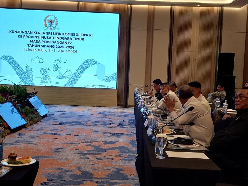 Anggota Komisi XII DPR RI mengikuti rapat dalam agenda Kunjungan Kerja Spesifik di Labuan Bajo, membahas stabilitas pasokan BBM di wilayah Pulau Flores. 
