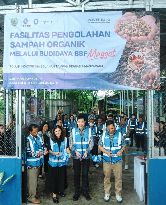 General Manager PTTEP Indonesia bersama perwakilan pemerintah meresmikan Waste Education Hub sebagai solusi inovatif pengelolaan sampah di Labuan Bajo. 
