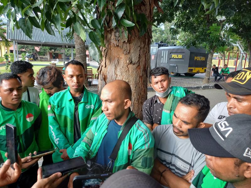 Pengemudi Grab memberi keterangan kepada wartawan di Polres Manggarai Barat usai diduga dianiaya anggota Asosiasi Angkutan Kendaraan Wisata Darat (AWSTAR) di kawasan Bandara Internasional Komodo, Labuan Bajo. 