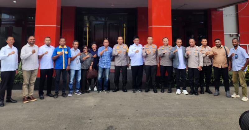 Kapolda NTT, Irjen Pol Rudi Darmoko foto bersama pengurus AJI Kupang, pengurus KKK NTT & Direktirs PIAR NTT, Sarah Lerry Mboeik. 