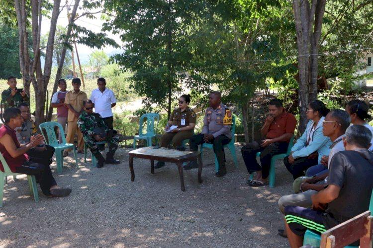  Kapolres Kupang AKBP Rudy Junus Jacob Ledo saat bertemu dengan tokoh masyarakat dan pemerintah untuk penyelesaian konflik warga 