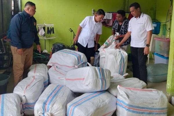 Anggota Ditreskrimsus Polda NTT saat mengamankan pakaian bekas 