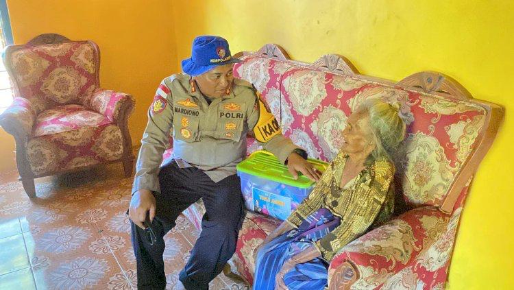 Kapolres Rote Ndao AKBP Mardiono menyambangi langsung rumah warga menyampaikan bantuan dari Kapolda NTT, Irjen Pol Rudi Darmoko. 