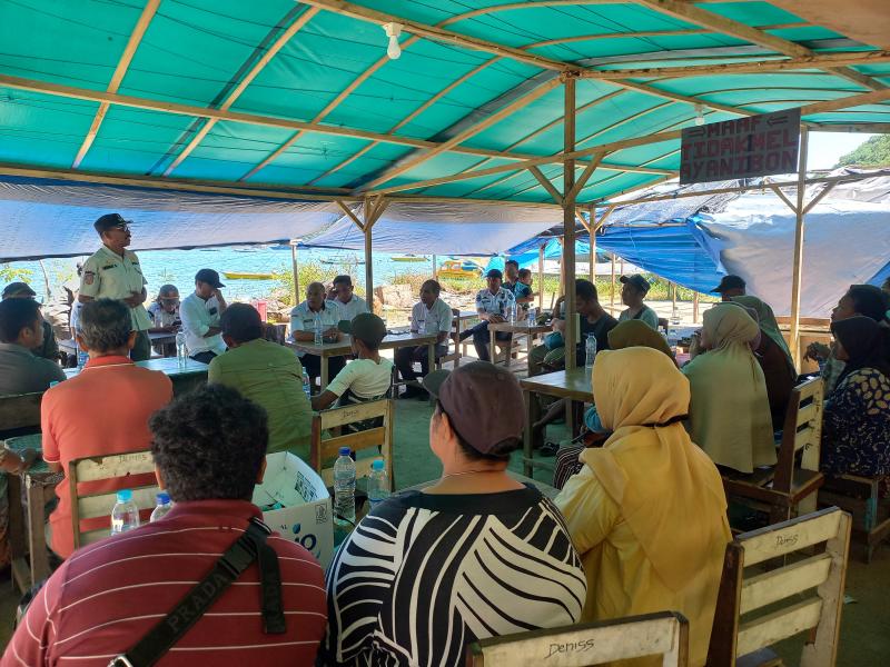 Petugas Satpol PP Manggarai Barat memberikan pembinaan kepada para pemilik lapak di kawasan Pantai Pede terkait ketertiban usaha. 