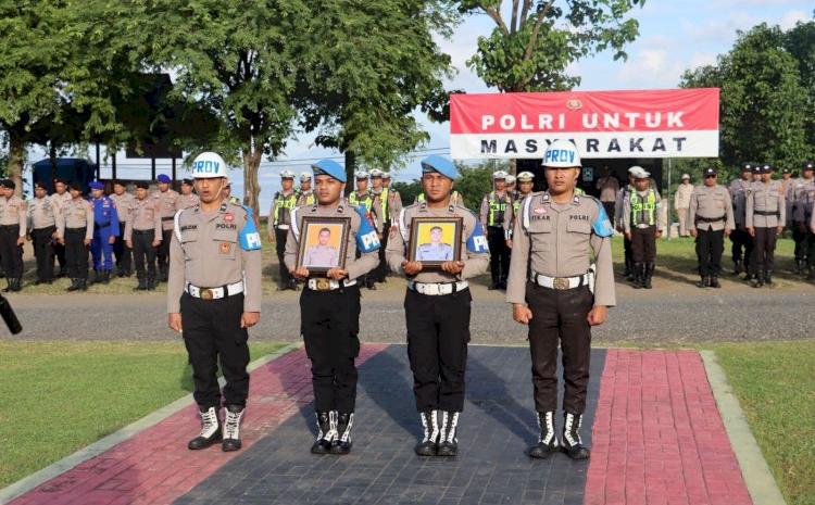 Anggota Polres Ende mengusung foto dua anggota yang dipecat dalam upacara in absentia, Rabu (15/4/2026) 