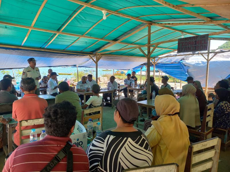Petugas Satpol PP Manggarai Barat memberikan pembinaan kepada para pemilik lapak di kawasan Pantai Pede terkait ketertiban usaha. 