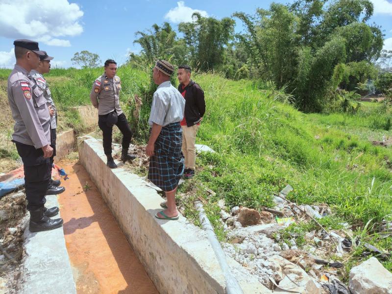 Aparat Polres Manggarai saat melakukan cek lokasi persawahan milik Yohanes Harum yang rusak akibat jebolnya proyek irigasi Wae Locak II di Kelurahan Lawir, Jumat (17/04/2026). 