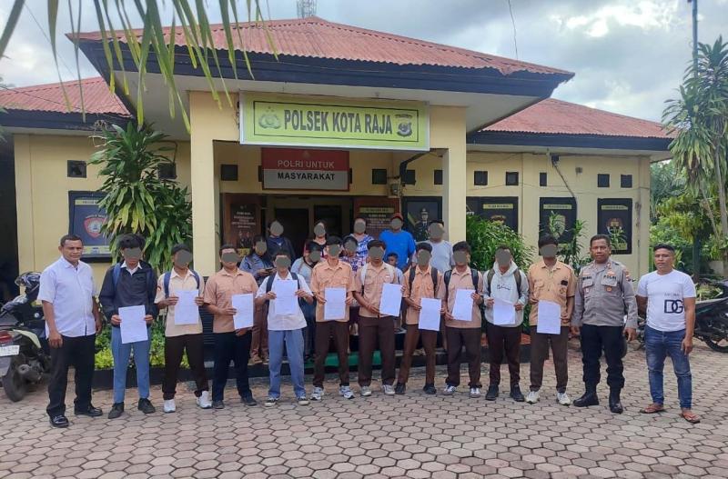  Kapolsek Kota Raja AKP Leyfrids Mada memberikan pembinaan kepada para siswa SMKN 5 Kupang usai tawuran 