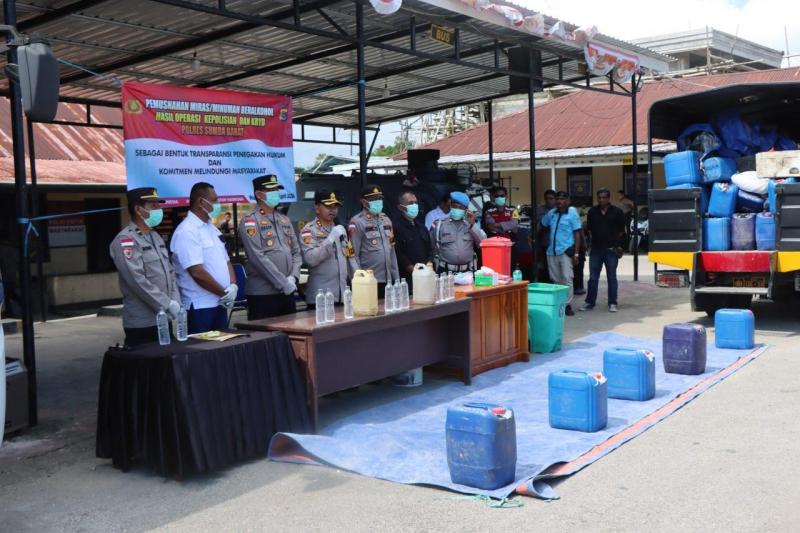 Pemusnahan ribuan liter Miras oleh Kapolres Sumba Barat AKBP Yohanis Nisa Pewali dan jajaran 