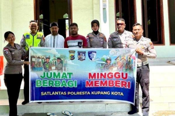 Anggota Satlantas Polresta Kupang Kota saat mengunjungi masjid Bakunase Kota Kupang 