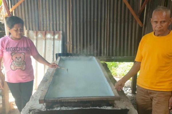  Bhabinkamtibmas Maulafa Berhasil Bina Pasutri Penyuling Miras Jadi Pembuat Garam