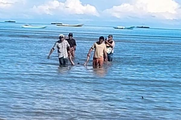 Warga dan aparat keamanan saat mengevakuasi jenazah korban yang ditemukan mengapung di pantai Oesapa, Senin (20/4/2026) 