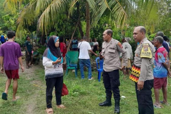  Warga dan aparat Kepolisian Resort Amarasi mengevakuasi korban tersengat aliran listrik 