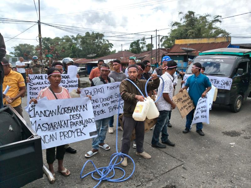 Puluhan warga Forum Para Lando menggelar aksi unjuk rasa di depan Kantor DPRD Manggarai, menuntut kejelasan proyek air bersih senilai Rp973 juta yang dinilai bermasalah. 