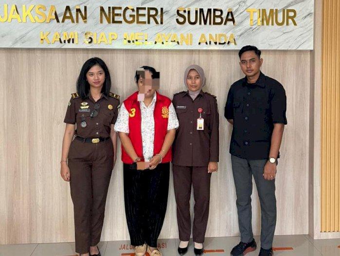 Penyidik Polres Sumba Timur menyerahkan tersangka RAH beserta barang bukti kepada Jaksa Penuntut Umum (JPU) di Kejaksaan Negeri Waingapu pada akhir pekan lalu. 