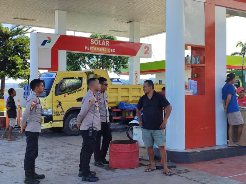 Kapolsek Lembor, IPDA Vinsensius Hardi Bagus, memimpin patroli di SPBU 54.865.04 Lembor untuk memantau stok dan harga BBM pasca penyesuaian harga Pertamina Dex. 