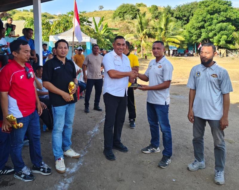 Ketua Askab PSSI Manggarai Barat, Marianus Yono Jehanu, saat membuka Turnamen Komodo Cup di Pulau Komodo. 