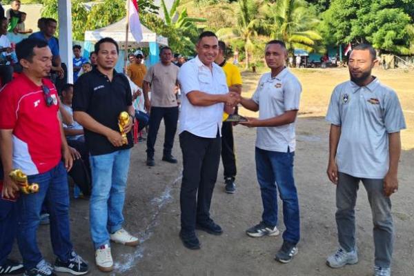 Ketua Askab PSSI Manggarai Barat, Marianus Yono Jehanu, saat membuka Turnamen Komodo Cup di Pulau Komodo. 