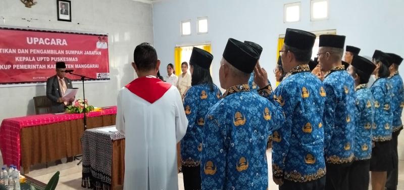 Wakil Bupati Manggarai, Fabianus Abu, saat melantik 11 Kepala UPTD Puskesmas baru di Aula Dinas Kesehatan, Kamis (23/4/2026). 