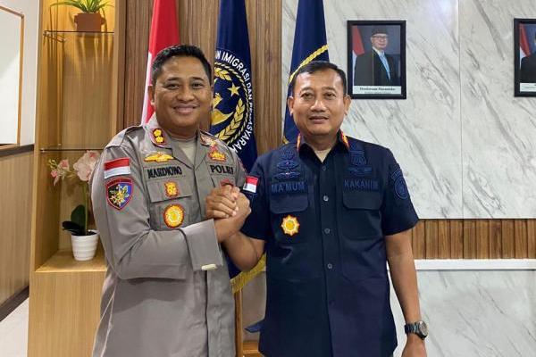 Kapolres Rote Ndao AKBP Mardiono dan Kepala Kantor Imigrasi Klas I Kupang Ma`Mum usai pertemuan, Jumat (24/4/2026) 