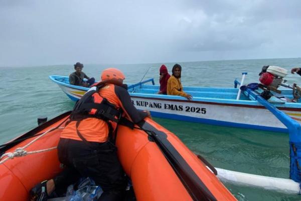  Tim SAR gabungan saat mencari nelayan yang hilang di sekitar Teluk Kupang pada Sabtu (25/4/2026) 