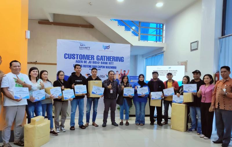 Penyerahan penghargaan kepada agen dengan performa terbaik pada acara Customer Gathering Agen Be Ju Bisa Bank NTT Cabang Ruteng, Selasa (28/4/2026). 