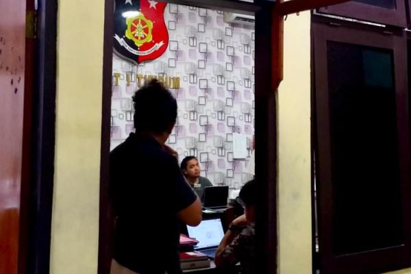 Penyidik Bareskrim Polri melakukan pemeriksaan saksi kasus dugaan pemalsuan dokumen lahan Kerangan di ruang Unit Tipidum Satreskrim Polres Manggarai Barat. 