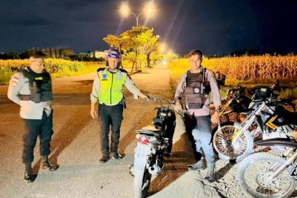  Polisi membubarkan balap lari malam hari dan aksi balapan liar sepeda motor 